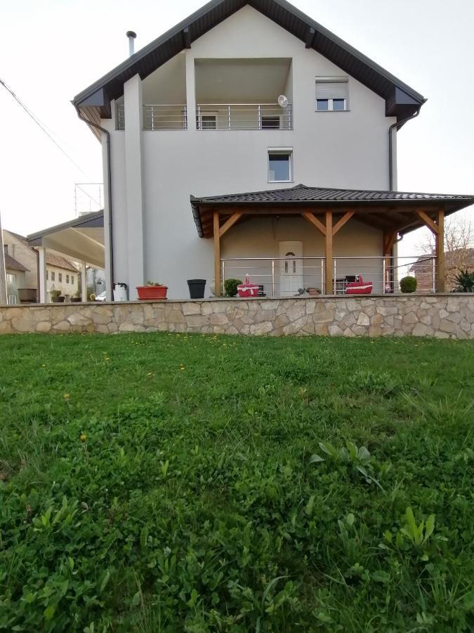 Licko Petrovo Selo Guest House Mylan מראה חיצוני תמונה