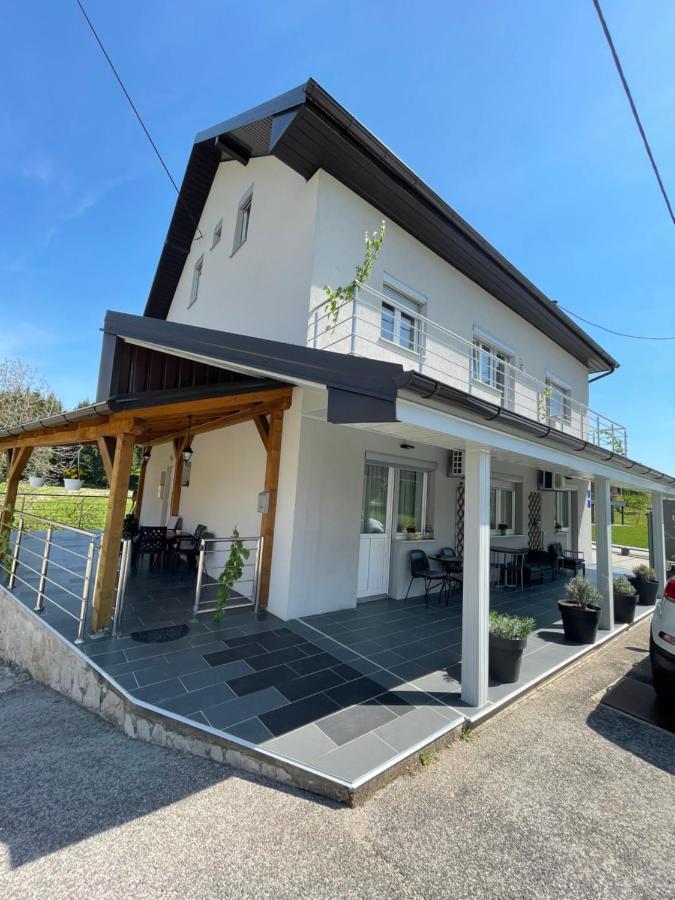 Licko Petrovo Selo Guest House Mylan מראה חיצוני תמונה